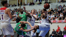 Понедельник. Казань. УНИКС – ЦСКА – 79:74. Вадим ПАНИН и Кайл ХАЙНС в борьбе за мяч.