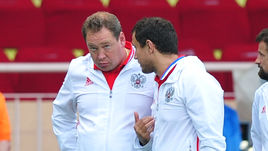 Воскресенье. Монако. Сербия - Россия - 1:1. Главный тренер сборной России Леонид СЛУЦКИЙ и врач национальной команды Эдуард БЕЗУГЛОВ по ходу матча с Сербией.