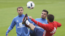 Вчера. Круасси-сюр-Сен. Роман ШИШКИН, Артур ЮСУПОВ и Сергей СЕМАК (слева направо) на тренировке сборной России.