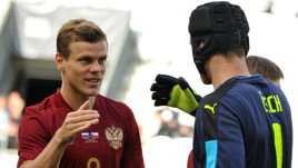 1 июня. Инсбрук. Чехия – Россия – 2:1.Александр КОКОРИН (слева) и Петр ЧЕХ.