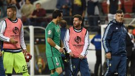 Без Месси и Суареса: Аргентина побеждает Чили, Уругвай разбит Мексикой