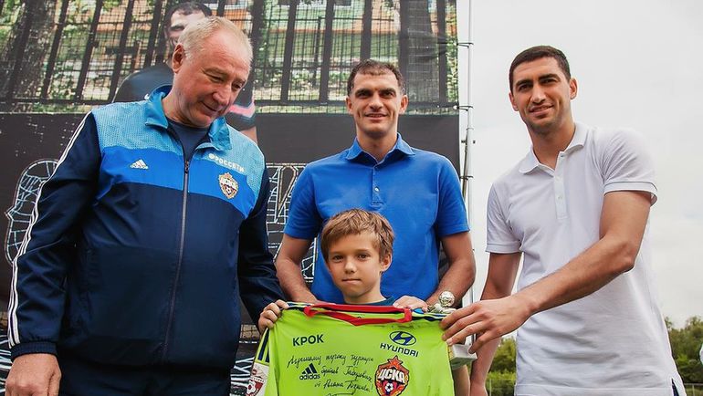 Лучший игрок турнира Игнат КАСЬЯНОВ и та самая футболка Дзагоева. Фото vladimirgabulov.com Лучший игрок турнира Игнат КАСЬЯНОВ и та самая футболка Дзагоева. Фото vladimirgabulov.com