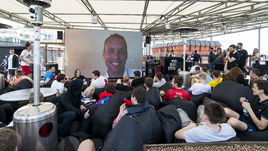 Денис Глушаков на экране.