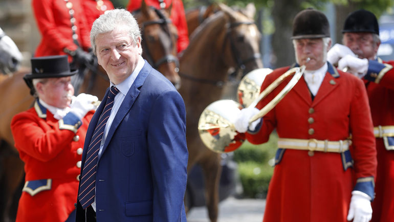 Понедельник. Шантийи. Роя ХОДЖСОНА и его сборную Англии встречают с оркестром. Фото REUTERS Понедельник. Шантийи. Роя ХОДЖСОНА и его сборную Англии встречают с оркестром. Фото REUTERS