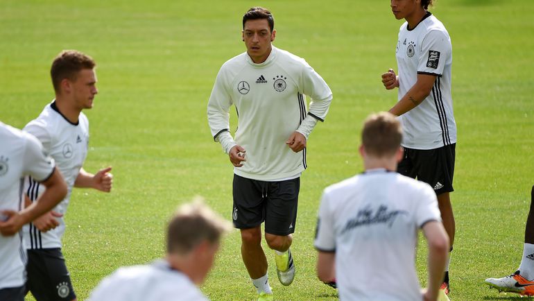 Месут ЕЗИЛ (в центре) вместе с партнерами во время подготовки к Euro-2016. Фото AFP Месут ЕЗИЛ (в центре) вместе с партнерами во время подготовки к Euro-2016. Фото AFP