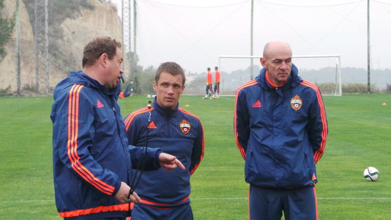 Виктор ГОНЧАРЕНКО (в центре), Леонид СЛУЦКИЙ (слева) и Виктор ОНОПКО на тренировке ЦСКА. Фото Роман ЛЯХОВЕНКО, ПФК ЦСКА Виктор ГОНЧАРЕНКО (в центре), Леонид СЛУЦКИЙ (слева) и Виктор ОНОПКО на тренировке ЦСКА. Фото Роман ЛЯХОВЕНКО, ПФК ЦСКА