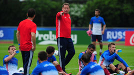 Сегодня. Круасси-сюр-Сен. Леонид СЛУЦКИЙ со своей командой.