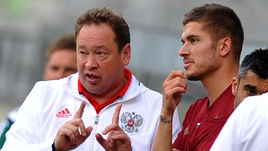 Главный тренер сборной России Леонид СЛУЦКИЙ и защитник Роман НОЙШТЕДТЕР.