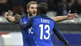 Нападающий сборной Франции Андре-Пьер ЖИНЬЯК и полузащитник Н’Голо КАНТЕ.