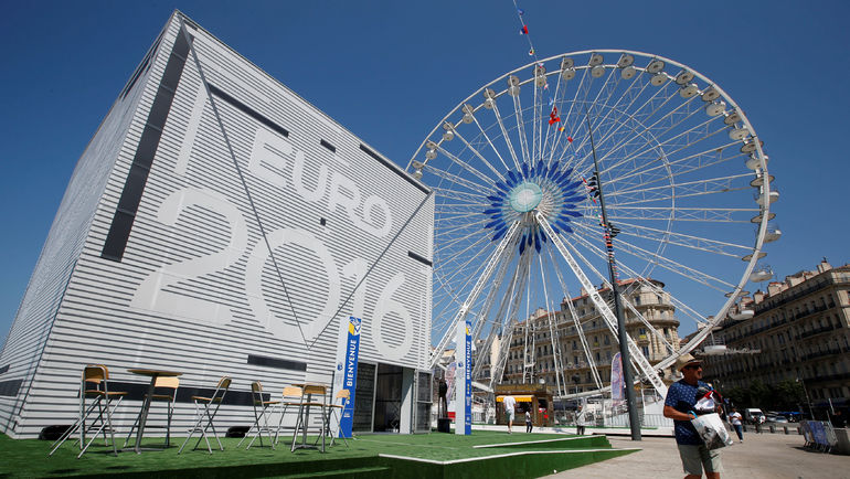 Куб-справочная Euro-2016 в Марселе. Фото REUTERS Куб-справочная Euro-2016 в Марселе. Фото REUTERS
