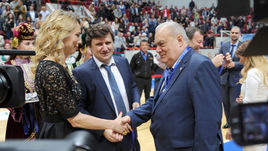 8 июня. Казань. УНИКС - ЦСКА - 74:81. Илона КОРСТИН и президент УНИКСа Евгений БОГАЧЕВ.