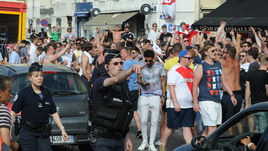 Сегодня. Марсель. Болельщики накануне матча Англия - Россия.