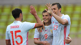 Игроки сборной России Роман ШИРОКОВ (№15), Александр КОКОРИН (№9) и Артем ДЗЮБА.