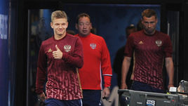 Полузащитник сборной России Олег ШАТОВ (слева), главный тренер Леонид СЛУЦКИЙ (в центре) и Алексей БЕРЕЗУЦКИЙ.