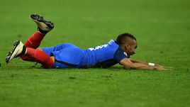 Сегодня. Сен-Дени. Франция – Румыния – 2:1. 89-я минута. Радость Димитри ПАЙЕТА.