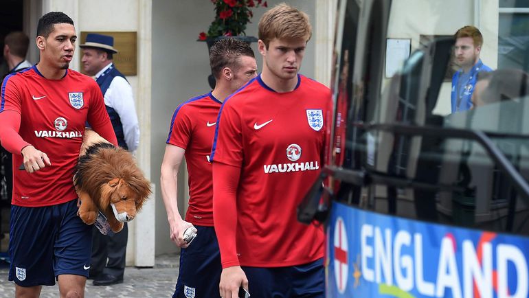 Защитник Крис СМОЛЛИНГ (слева) с талисманом сборной Англии. Фото AFP Защитник Крис СМОЛЛИНГ (слева) с талисманом сборной Англии. Фото AFP