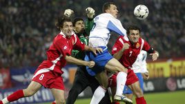 11 октября 2003 года. Москва. Черкизово. Россия – Грузия – 3:1. Ворота гостей атакует Сергей ИГНАШЕВИЧ.