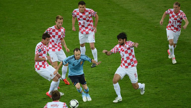 На последнем Euro-2012 хорватов остановили будущие чемпионы испанцы. Фото REUTERS На последнем Euro-2012 хорватов остановили будущие чемпионы испанцы. Фото REUTERS
