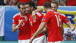 Сегодня. Бордо. Уэльс - Словакия - 2:1. 81-я минута. Гарет БЭЙЛ (№11) и Хэл РОБСОН-КАНУ (№9) празднуют победный гол.