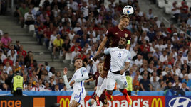 Сегодня. Марсель. Англия - Россия - 1:1. 90+2-я минута. Василий БЕРЕЗУЦКИЙ проводит ответный гол.