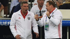 Суббота. Марсель. Англия - Россия - 1:1. Леонид СЛУЦКИЙ (справа) и Сергей ОВЧИННИКОВ.