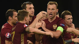 Суббота. Марсель. Англия – Россия – 1:1. 90+2-я минута. Василий БЕРЕЗУЦКИЙ вместе с партнерами празднует гол.