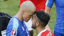 Сегодня. Бордо. Уэльс - Словакия - 2:1. Мартин ШКРТЕЛ (слева) и Нил ТЭЙЛОР.