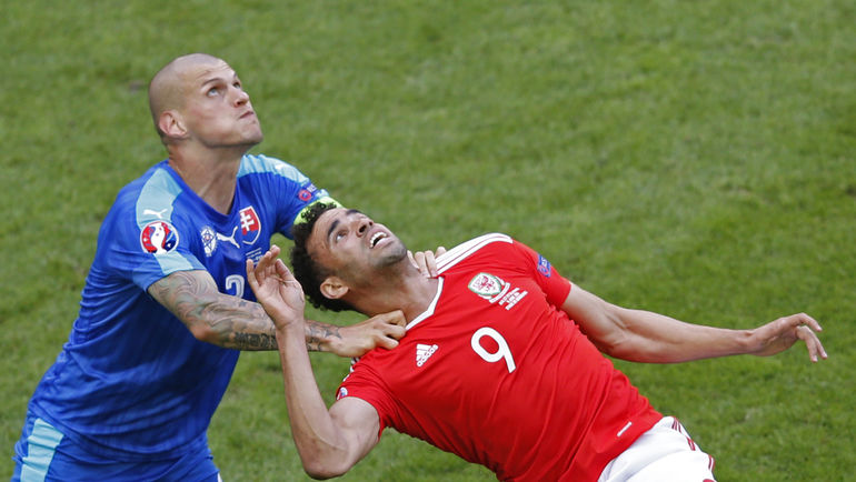 Сегодня. Бордо. Уэльс - Словакия - 2:1. Мартин ШКРТЕЛ (слева) и автор победного гола Хэл РОБСОН-КАНУ. Фото REUTERS Сегодня. Бордо. Уэльс - Словакия - 2:1. Мартин ШКРТЕЛ (слева) и автор победного гола Хэл РОБСОН-КАНУ. Фото REUTERS