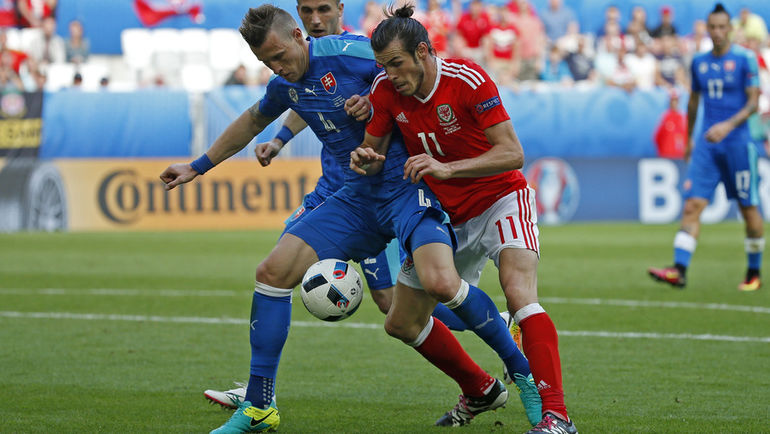 Сегодня. Бордо. Уэльс - Словакия - 2:1. Ян ДЮРИЦА (слева) и автор первого гола Гарет БЭЙЛ. Фото REUTERS Сегодня. Бордо. Уэльс - Словакия - 2:1. Ян ДЮРИЦА (слева) и автор первого гола Гарет БЭЙЛ. Фото REUTERS