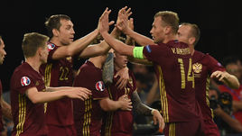Суббота. Марсель. Англия - Россия - 1:1. Сборная России празднует гол защитника Василия БЕРЕЗУЦКОГО.