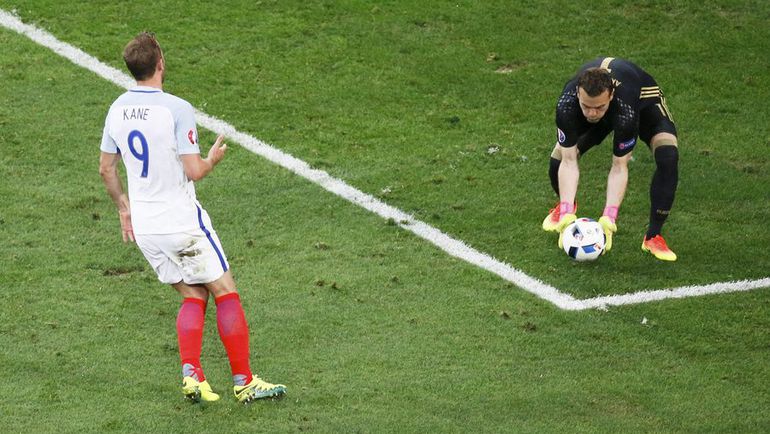 Суббота. Марсель. Англия - России - 1:1. Нападающий англичан Харри КЕЙН и вратарь сборной России Игорь АКИНФЕЕВ. Фото REUTERS Суббота. Марсель. Англия - России - 1:1. Нападающий англичан Харри КЕЙН и вратарь сборной России Игорь АКИНФЕЕВ. Фото REUTERS