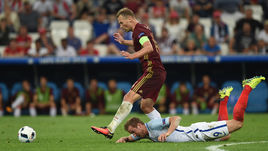 Суббота. Марсель. Англия - Россия - 1:1. Капитан сборной России Василий БЕРЕЗУЦКИЙ и нападающий сборной Англии Харри КЕЙН.