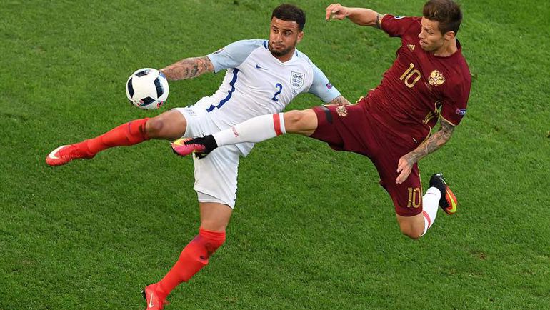 Суббота. Марсель. Англия - Россия - 1:1. В борьбе Кайл УОКЕР и Федор СМОЛОВ. Фото REUTERS Суббота. Марсель. Англия - Россия - 1:1. В борьбе Кайл УОКЕР и Федор СМОЛОВ. Фото REUTERS