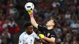 Суббота. Марсель. Англия - Россия - 1:1. В борьбе Рахим СТЕРЛИНГ и Игорь АКИНФЕЕВ.