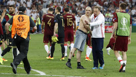 Суббота. Марсель. Англия - Россия - 1:1. Фанат благодарит Леонида СЛУЦКОГО.