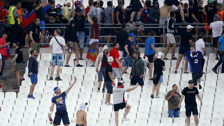 Суббота. Марсель. Англия - Россия - 1:1. Беспорядки на трибунах стадиона "Велодром". Фото REUTERS Суббота. Марсель. Англия - Россия - 1:1. Беспорядки на трибунах стадиона "Велодром". Фото REUTERS