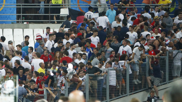 Суббота. Марсель. Англия - Россия - 1:1. Беспорядки на трибунах стадиона "Велодром". Фото REUTERS Суббота. Марсель. Англия - Россия - 1:1. Беспорядки на трибунах стадиона "Велодром". Фото REUTERS