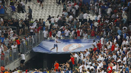 Суббота. Марсель. Англия – Россия – 1:1. Прорыв российских болельщиков после окончания матча.