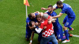 Сегодня. Париж. Турция - Хорватия - 0:1. Фанат празднует гол с любимой командой.