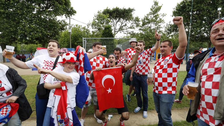 Сегодня. Париж. Турция - Хорватия - 0:1. Турецкий болельщик в окружении хорватских. Фото AFP Сегодня. Париж. Турция - Хорватия - 0:1. Турецкий болельщик в окружении хорватских. Фото AFP