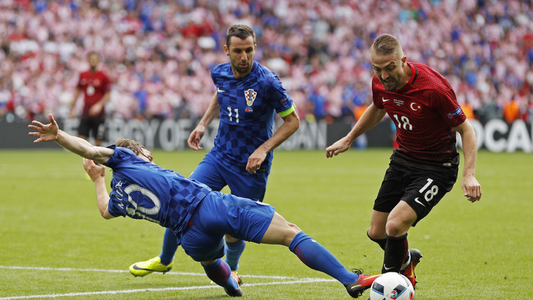 Сегодня. Париж. Турция - Хорватия - 0:1. В борьбе Лука МОДРИЧ (№10), Дарио СРНА (№11) и Джанер ЭРКИН. Фото REUTERS Сегодня. Париж. Турция - Хорватия - 0:1. В борьбе Лука МОДРИЧ (№10), Дарио СРНА (№11) и Джанер ЭРКИН. Фото REUTERS