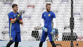 Вчера. Тулуза. Икер КАСИЛЬЯС (слева) и Давид ДЕ ХЕА на тренировке сборной Испании.