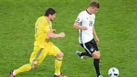 Воскресенье. Лилль. Германия – Украина – 2:0. Форвард украинцев Евгений СЕЛЕЗНЕВ и полузащитник немцев Тони КРОСС.