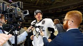 Воскресенье. Сан-Хосе. Двукратный обладатель Кубка Стэнли Евгений МАЛКИН дает интервью после победного шестого матча.
