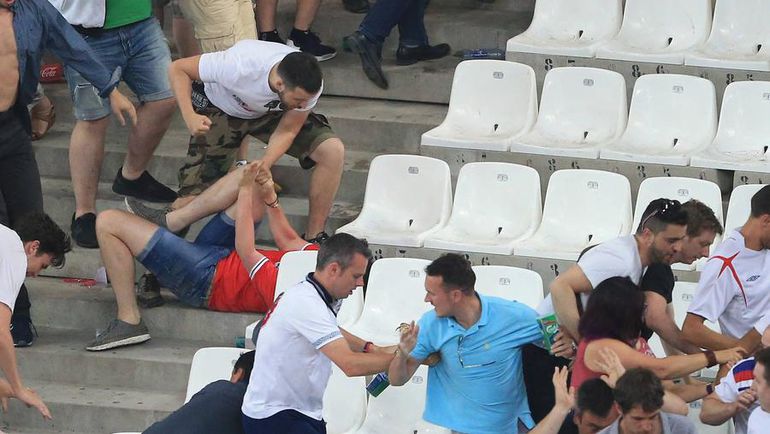 Суббота. Марсель. Англия - Россия - 1:1. Драка фанатов после матча. Фото vice.com Суббота. Марсель. Англия - Россия - 1:1. Драка фанатов после матча. Фото vice.com