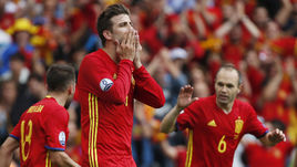 Понедельник. Тулуза. Испания - Чехия - 1:0. Победному голу Жерара ПИКЕ (в центре) обрадовались не все болельщики сборной Испании.