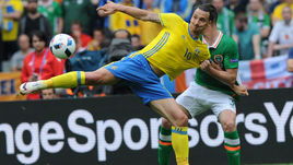 Понедельник. Сен-Дени. Ирландия - Швеция - 1:1. Златан ИБРАГИМОВИЧ (слева) в борьбе за мяч с Кираном КЛАРКОМ.