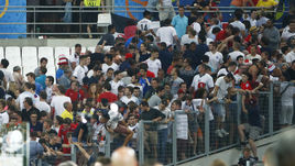 Суббота. Марсель. Англия - Россия - 1:1. Английские болельщики ретируются с трибуны.