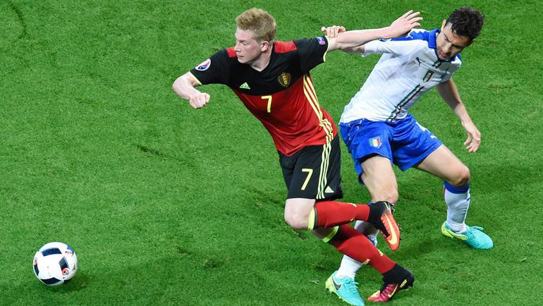 Понедельник. Лион. Бельгия – Италия – 0:2. Маттео ДАРМИАН (справа) в борьбе за мяч с Кевином ДЕ БРЕЙНЕ. Фото AFP Понедельник. Лион. Бельгия – Италия – 0:2. Маттео ДАРМИАН (справа) в борьбе за мяч с Кевином ДЕ БРЕЙНЕ. Фото AFP