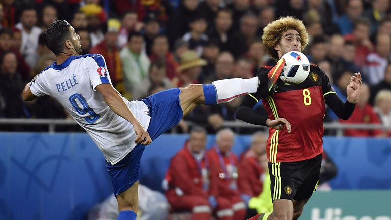 Понедельник. Лион. Бельгия – Италия – 0:2. Грациано ПЕЛЛЕ (справа) в борьбе за мяч с Маруаном ФЕЛЛАИНИ. Фото AFP Понедельник. Лион. Бельгия – Италия – 0:2. Грациано ПЕЛЛЕ (справа) в борьбе за мяч с Маруаном ФЕЛЛАИНИ. Фото AFP